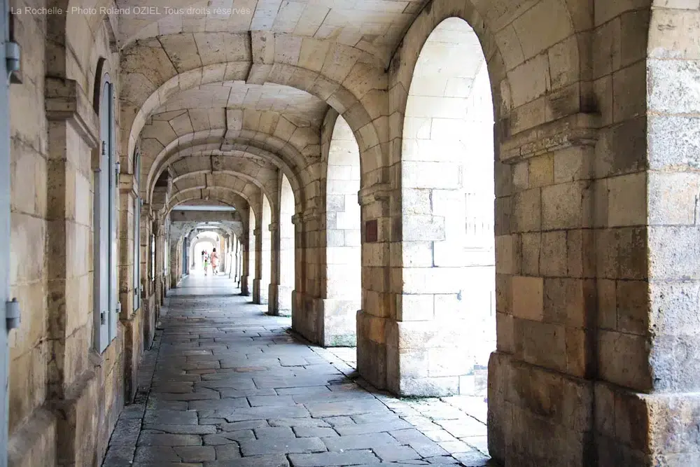 ruelle à arcades du centre historique de La Rochelle