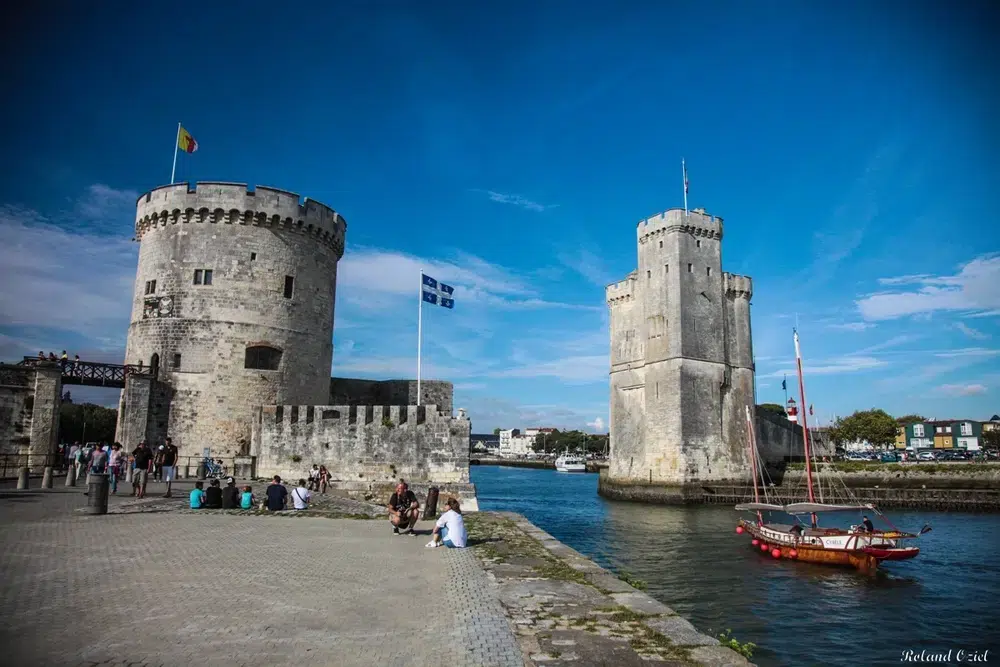 tour de la Chaîne et tour Saint-Nicolas à l’entrée du vieux port de La Rochelle
