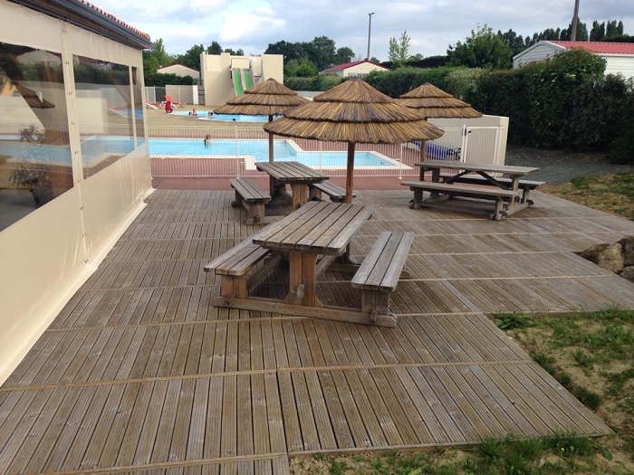 terrasse avec vue sur la piscine du camping en Vendée