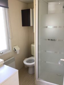 salle de bain avec wc