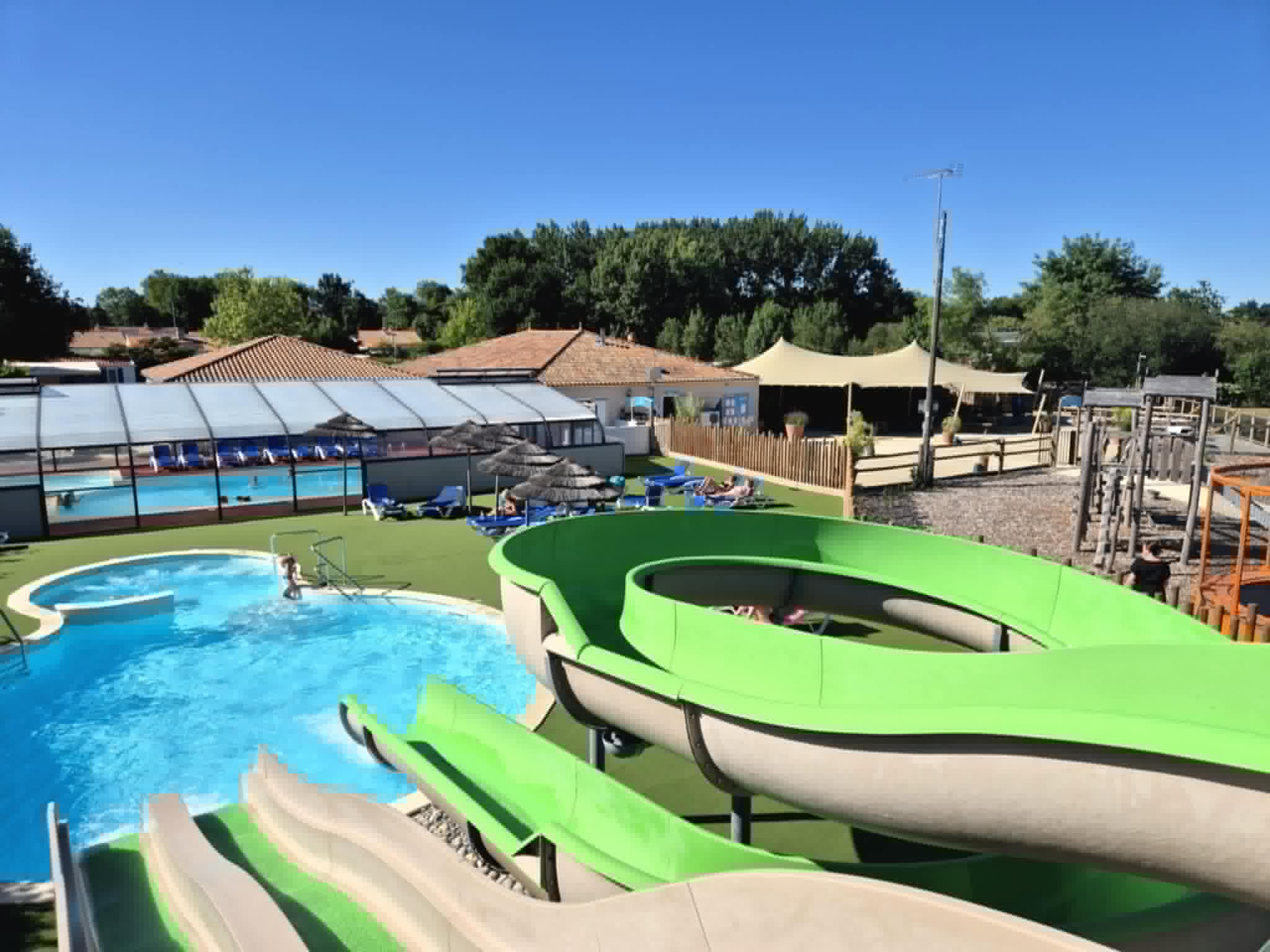 photo piscine page d'accueil toboggan