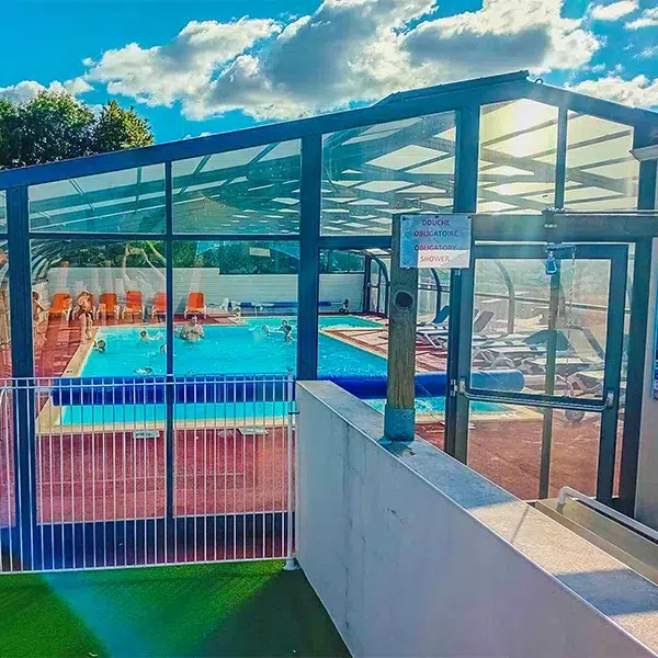 grande piscine couverte chauffée du camping La Motte