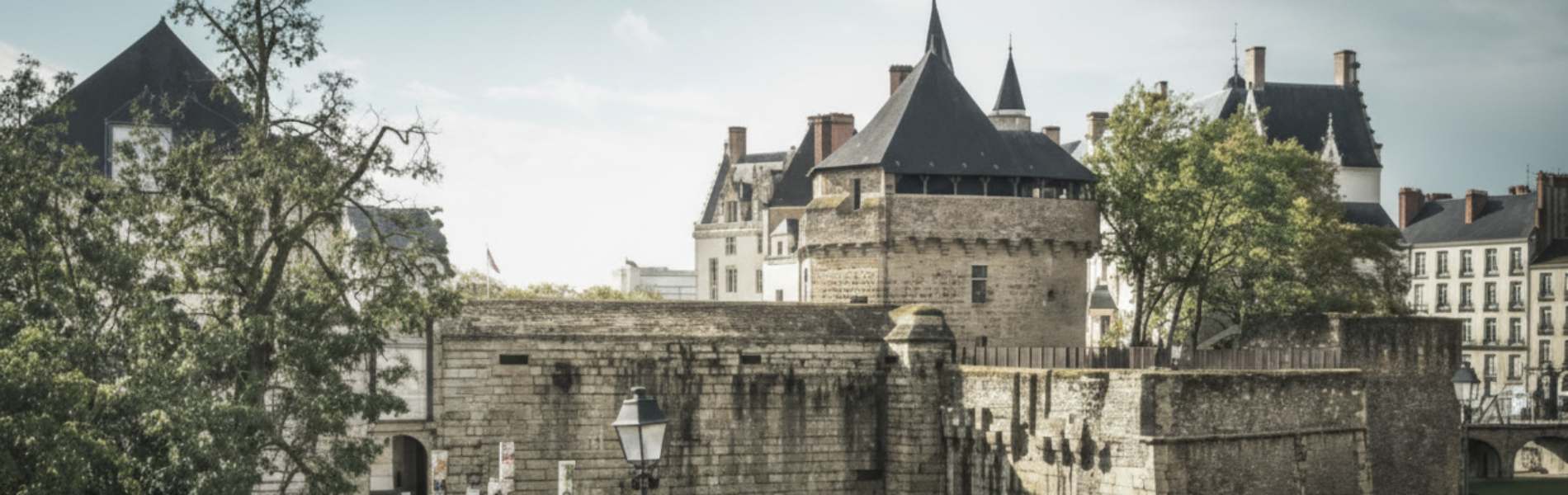 Remparts du château des Ducs de Bretagne à Nantes, architecture médiévale