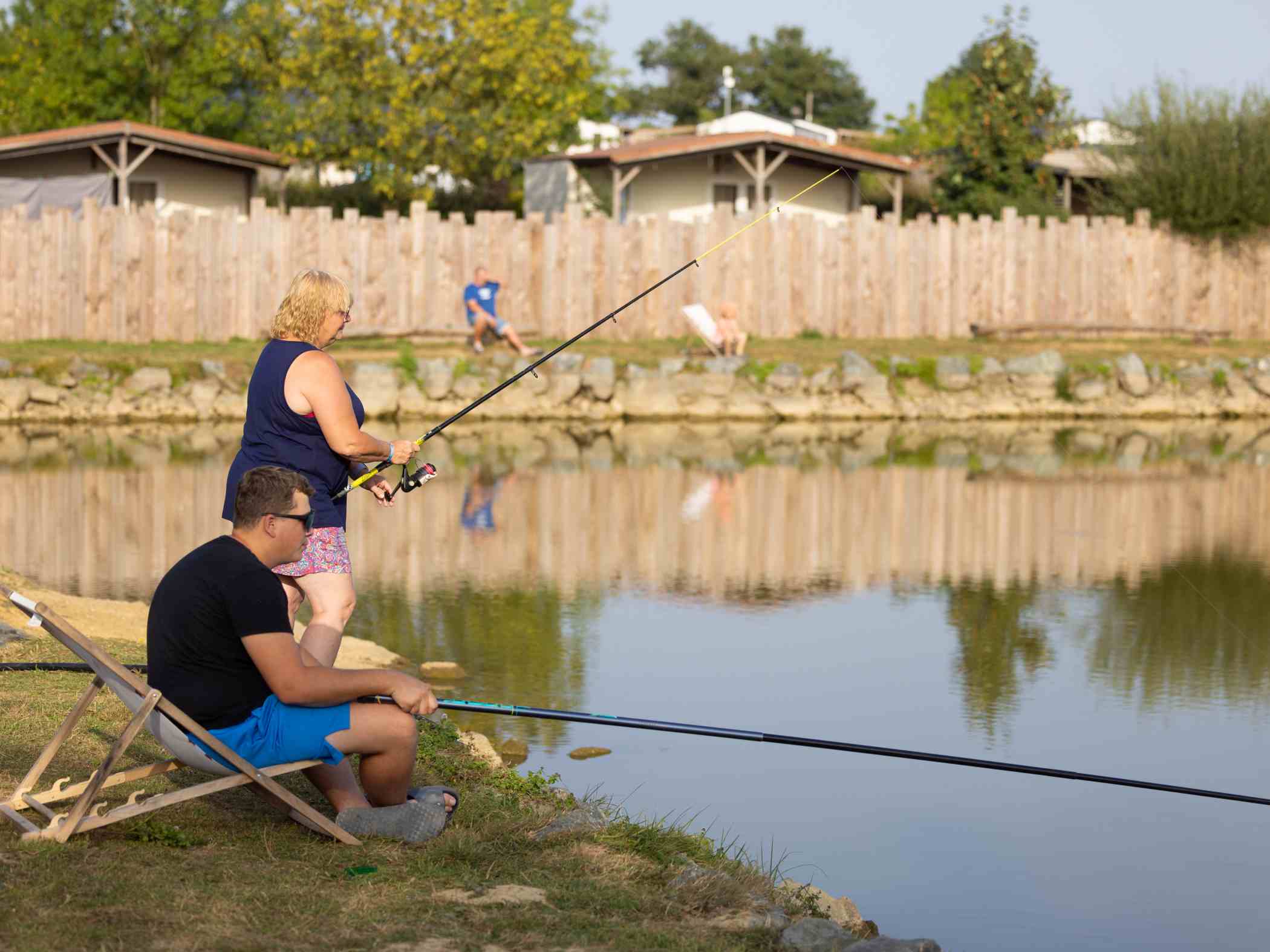 Pêcheurs au bord de l’étang privatif du camping en Vendée, proche du Puy du Fou