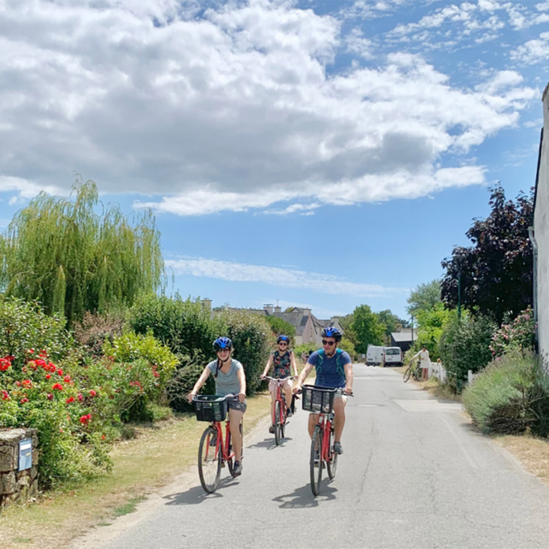 Holidaymakers cycling in the Vendée bocage, setting out from the campsite near Puy du Fou
