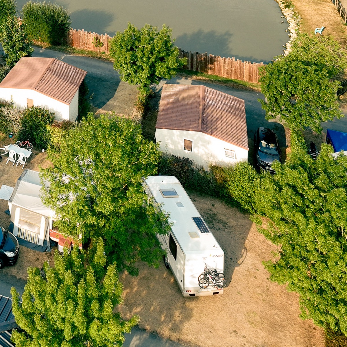Camping-car avec porte-vélos sur un emplacement ombragé du camping près du Puy du Fou