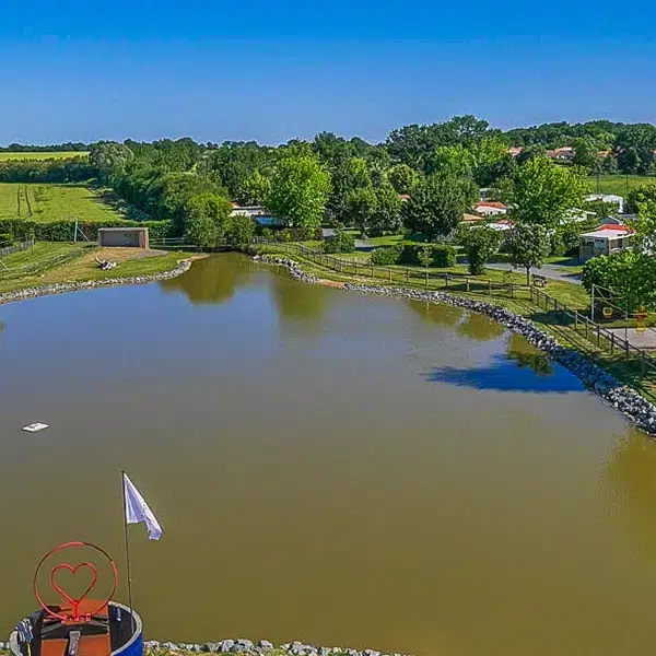Vue aérienne de l’étang de pêche privé du camping en Vendée, proche du Puy du Fou