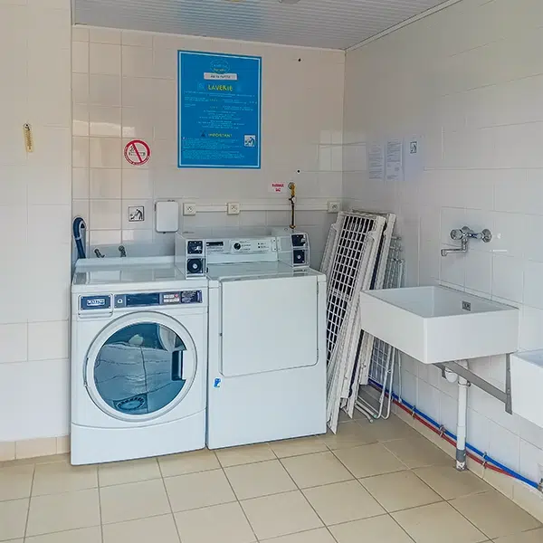 Laverie du camping avec lave-linge et sèche-linge pour les camping-caristes, en Vendée