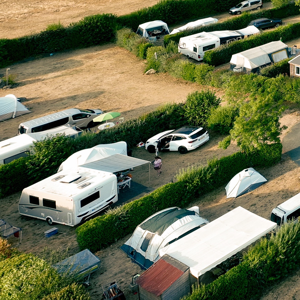 Camping-cars, caravanes et tentes sur des emplacements séparés par des haies, camping en Vendée