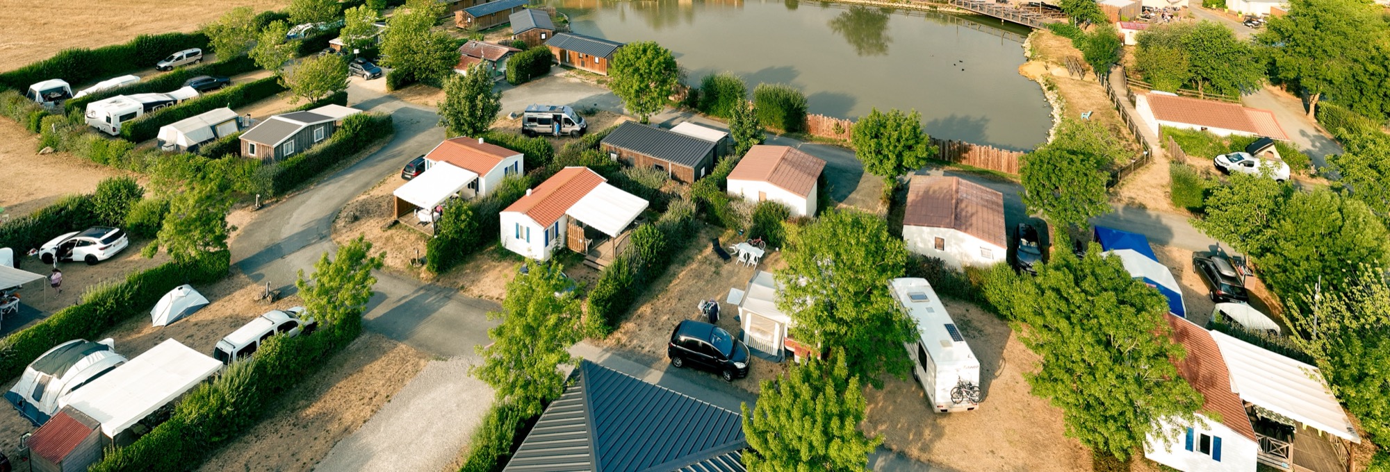 Vue aérienne des emplacements camping-car et de l’étang du camping près du Puy du Fou
